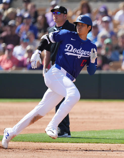 ドジャース対ロッキーズ 2回裏ドジャース1死二塁、中堅フェンス直撃の適時三塁打を放ち、一塁を回ったところから打球を見ながら激走する大谷(撮影・菅敏)
