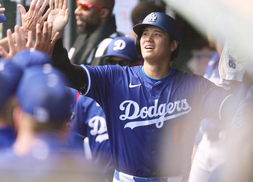 ドジャース対ロッキーズ 2回裏ドジャース1死三塁、フリーマンの二失策に間に三塁から生還し、ナインに迎えられる大谷(撮影・菅敏)