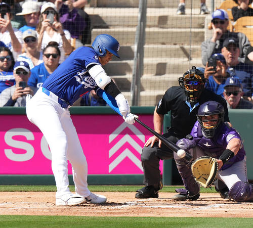 ドジャース対ロッキーズ 1回裏ドジャース無死一塁、右前打を放つ大谷(撮影・菅敏)