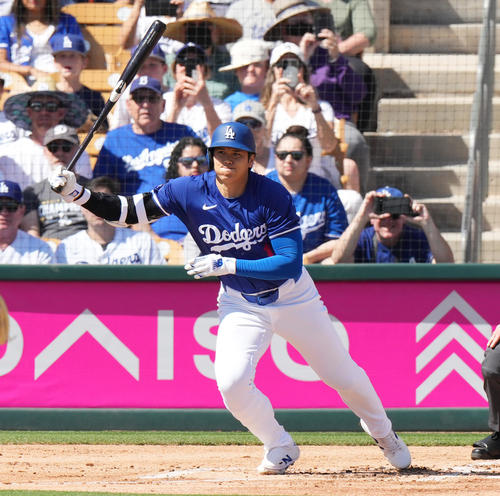 ドジャース対ロッキーズ 1回裏ドジャース無死一塁、右前打を放つ大谷(撮影・菅敏)