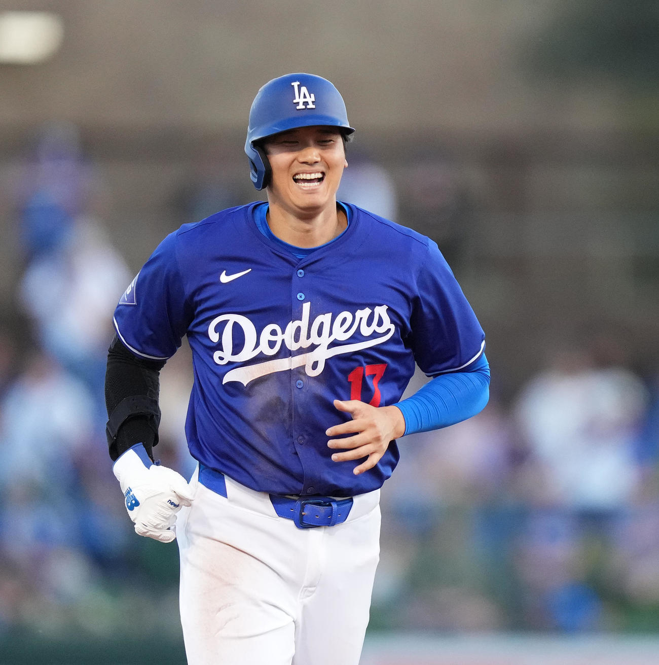 ドジャース対ガーディアンズ　1回裏ドジャース2死一塁、ヘルナンデスの内野ゴロでヒメネスと交錯し笑顔を見せる大谷（撮影・菅敏）