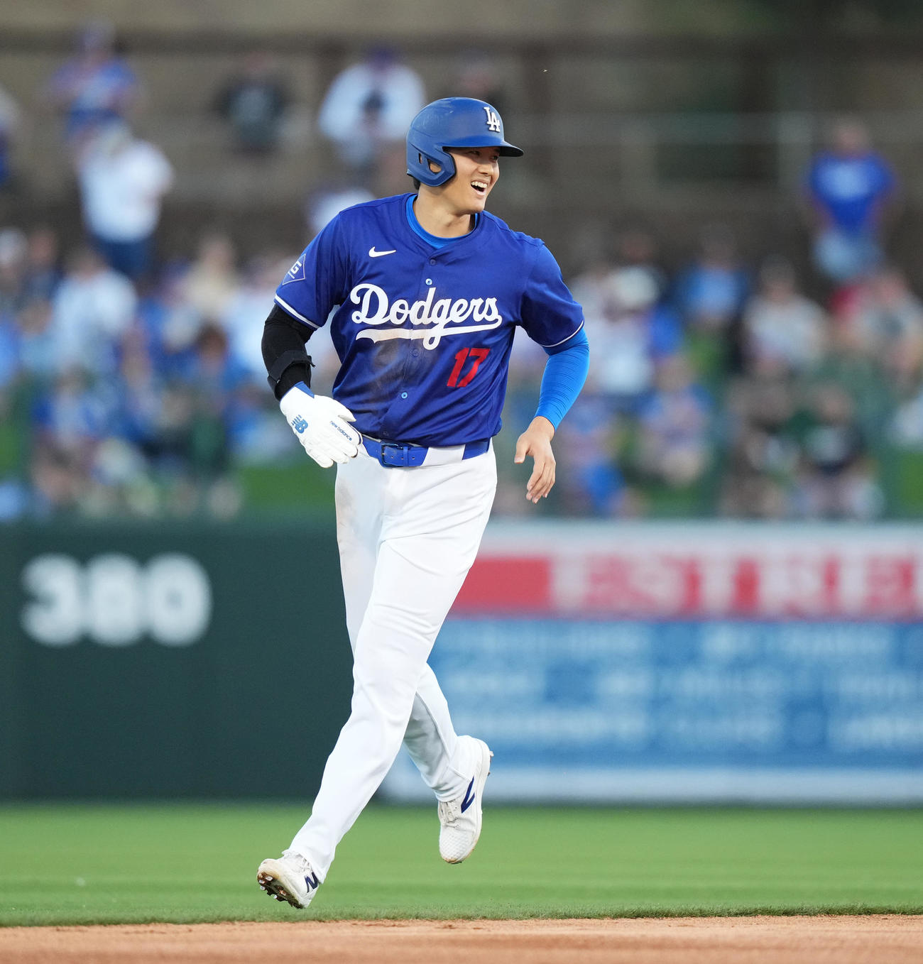 ドジャース対ガーディアンズ　1回裏ドジャース2死一塁、ヘルナンデスの内野ゴロでヒメネスと交錯し笑顔を見せる大谷（撮影・菅敏）