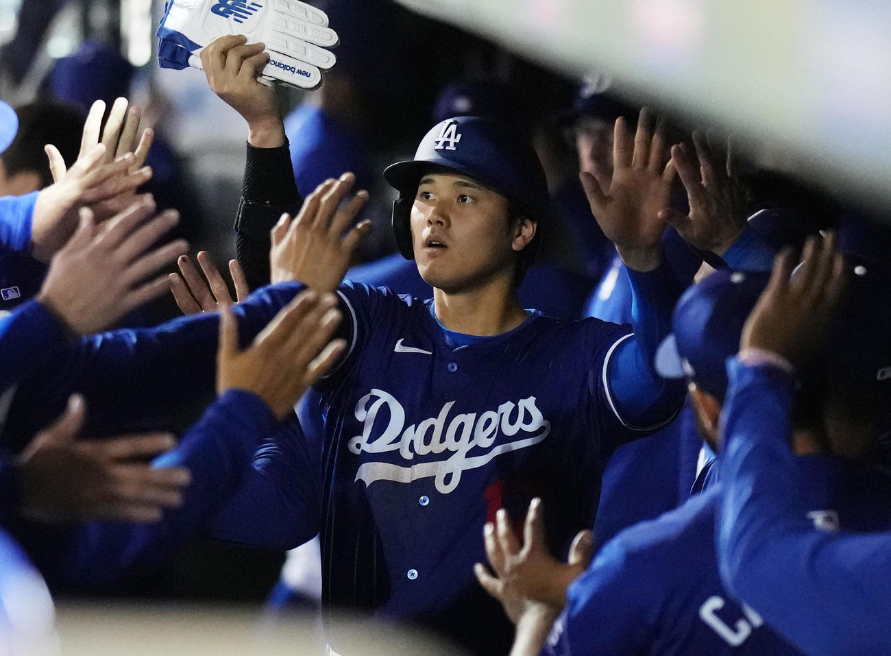 ドジャース対ガーディアンズ　5回裏ドジャース2死二塁、四球を選び出塁し代走と交代しベンチに戻る大谷（中央）は、出迎える大勢のナインとタッチをする（撮影・菅敏）