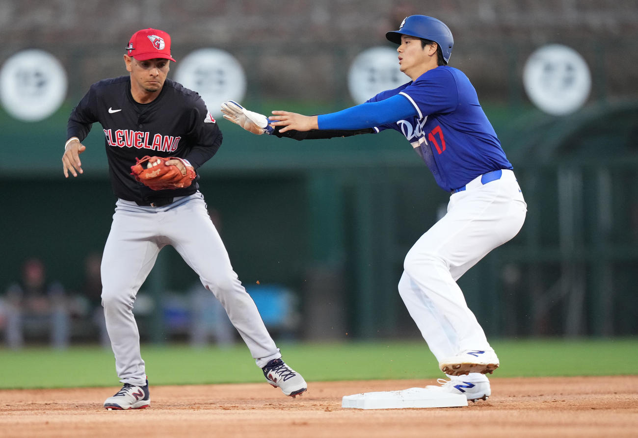 ドジャース対ガーディアンズ　1回裏ドジャース2死一塁、ヘルナンデスの内野ゴロでヒメネス（左）と交錯する大谷（撮影・菅敏）