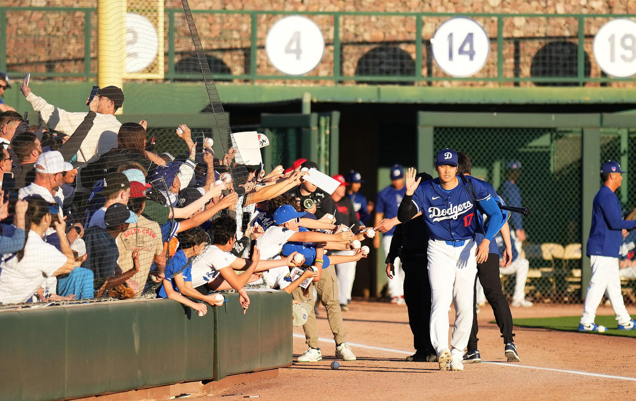 ドジャース対ガーディアンズ　試合前、ファンの歓声に応えるドジャース大谷（撮影・菅敏）
