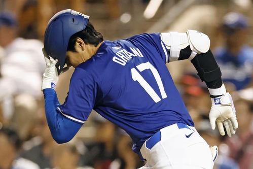 動画】大谷翔平のヘルメット脱げそうに…フルスイングで第2打席タイム