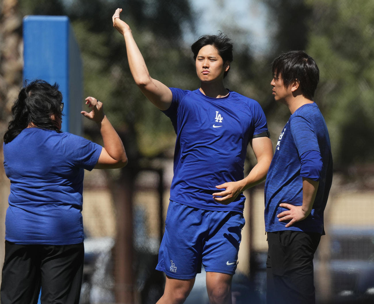 理学療法士のセトさん（左）に投球フォームの確認をするドジャース大谷。右は水原通訳（撮影・菅敏）