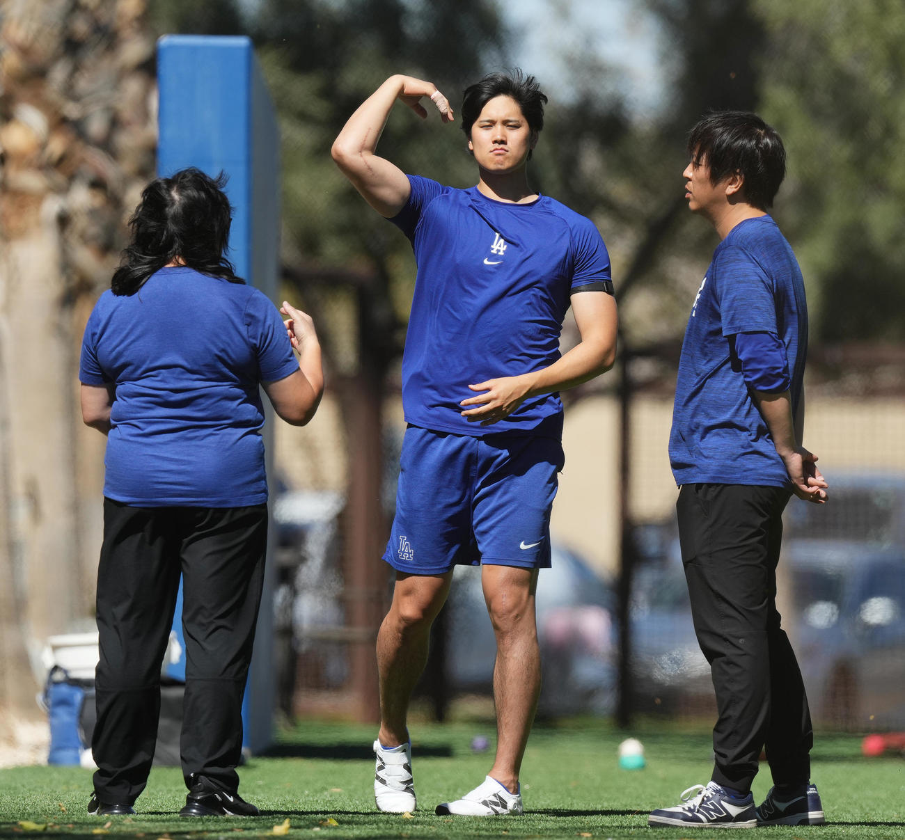 理学療法士のセトさん（左）に投球フォームの確認をするドジャース大谷。右は水原通訳（撮影・菅敏）