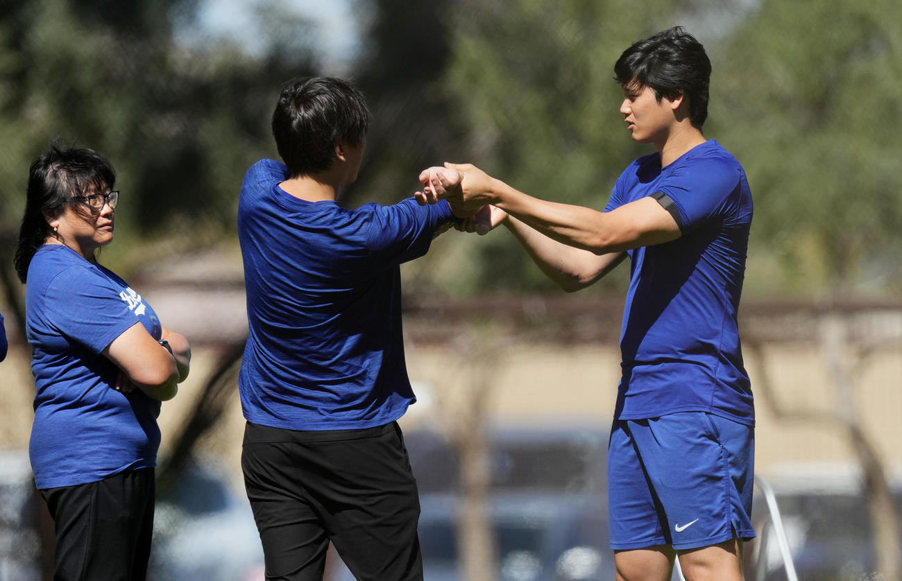 理学療法士のジュディ・セトさん（左）に水原通訳（中央）の肘を使ってに投球フォームの確認をするドジャース大谷（撮影・菅敏）