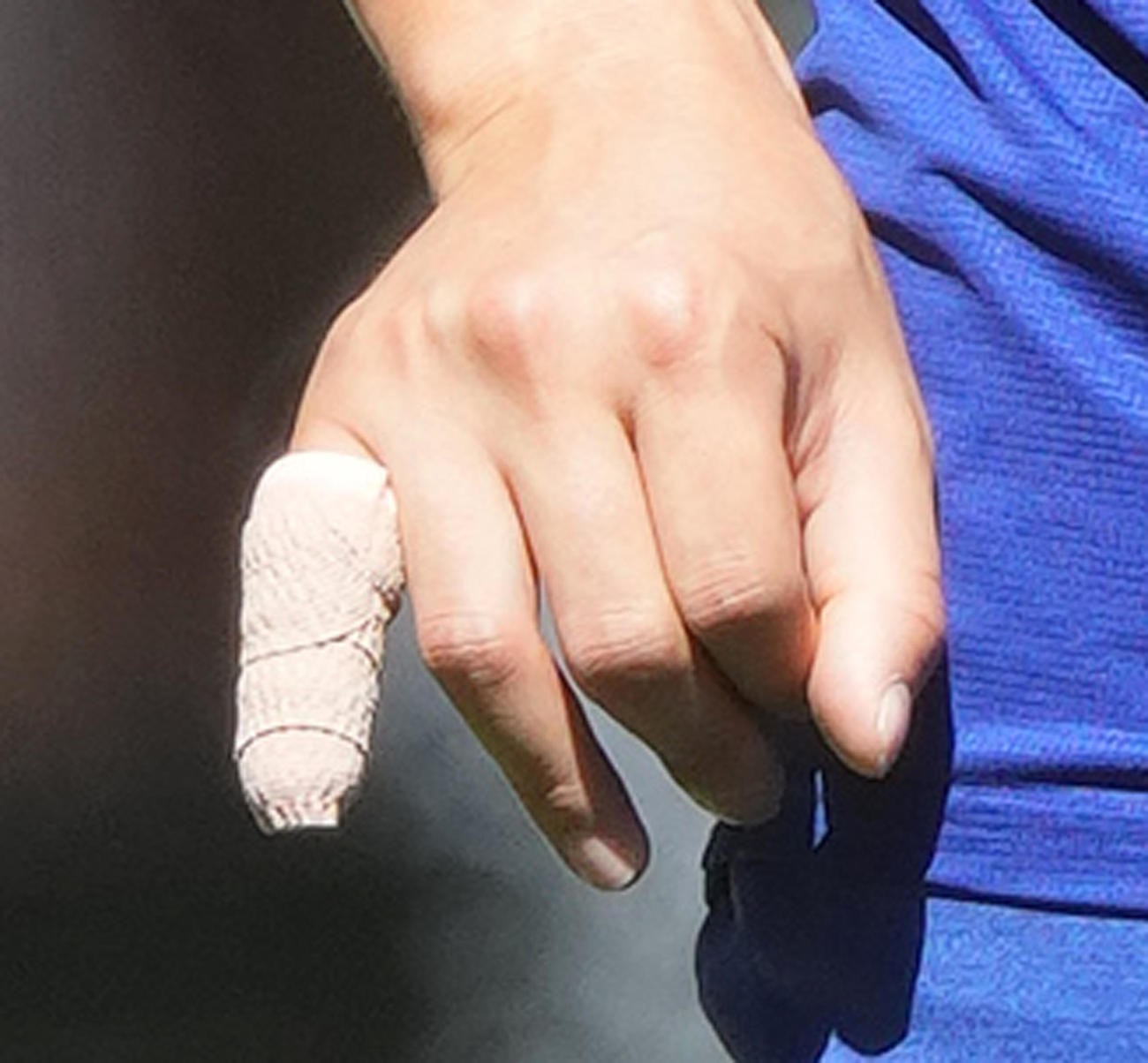 テーピングが巻かれたドジャース大谷翔平の右手小指（撮影・菅敏）