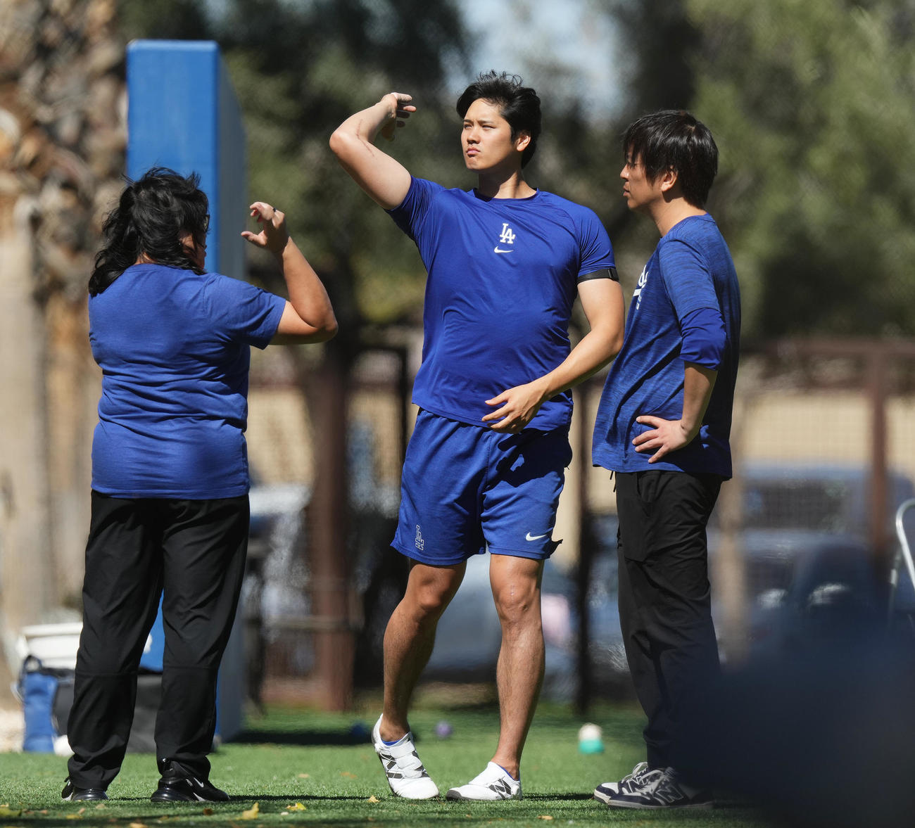 理学療法士のセトさん（左）に投球フォームの確認をするドジャース大谷。右は水原通訳（撮影・菅敏）