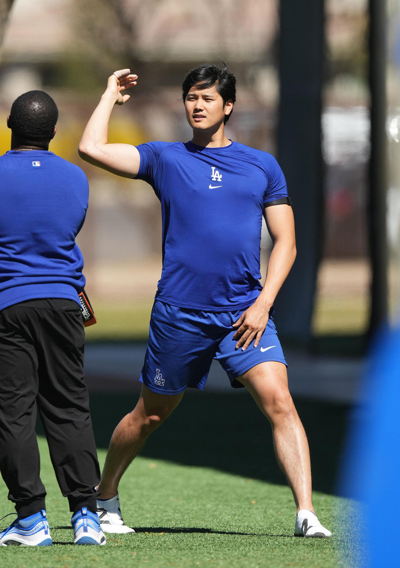 理学療法士のジュディ・セトさんに投球フォームの確認をするドジャース大谷（撮影・菅敏）