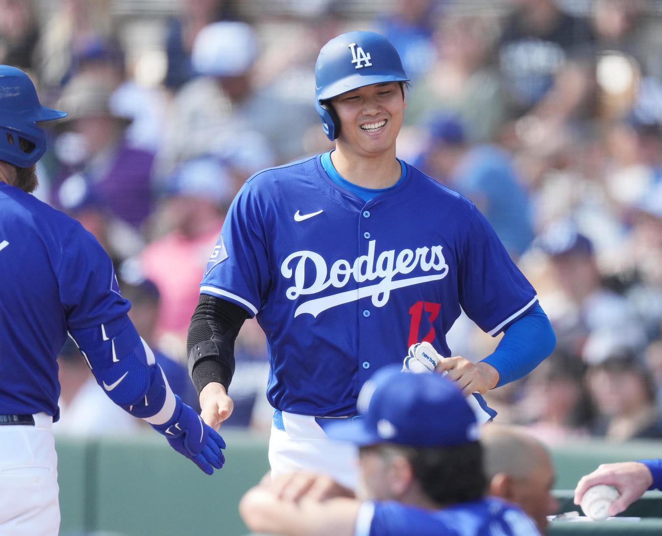 ドジャース対ロッキーズ　2回裏ドジャース1死三塁、フリーマンの二失策に間に三塁から生還し、マンシー（左）に迎えられ、笑顔を見せる大谷（撮影・菅敏）