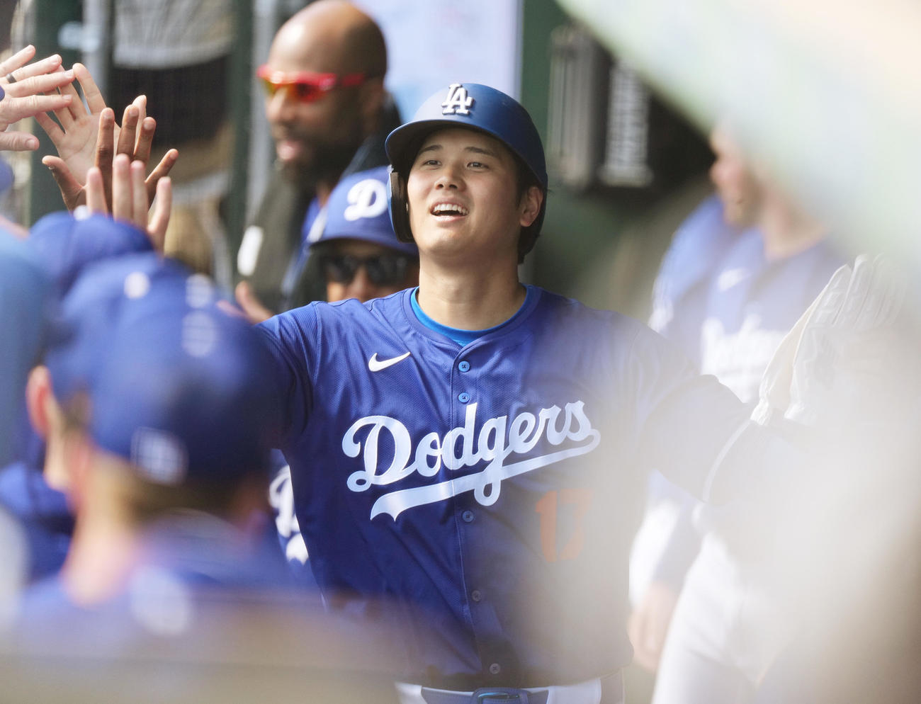 ドジャース対ロッキーズ　2回裏ドジャース1死三塁、フリーマンの二失策に間に三塁から生還し、ナインに迎えられる大谷（撮影・菅敏）