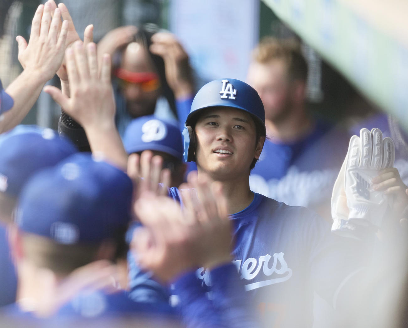 ドジャース対ロッキーズ　2回裏ドジャース1死三塁、フリーマンの二失策に間に三塁から生還し、ナインに迎えられる大谷（撮影・菅敏）