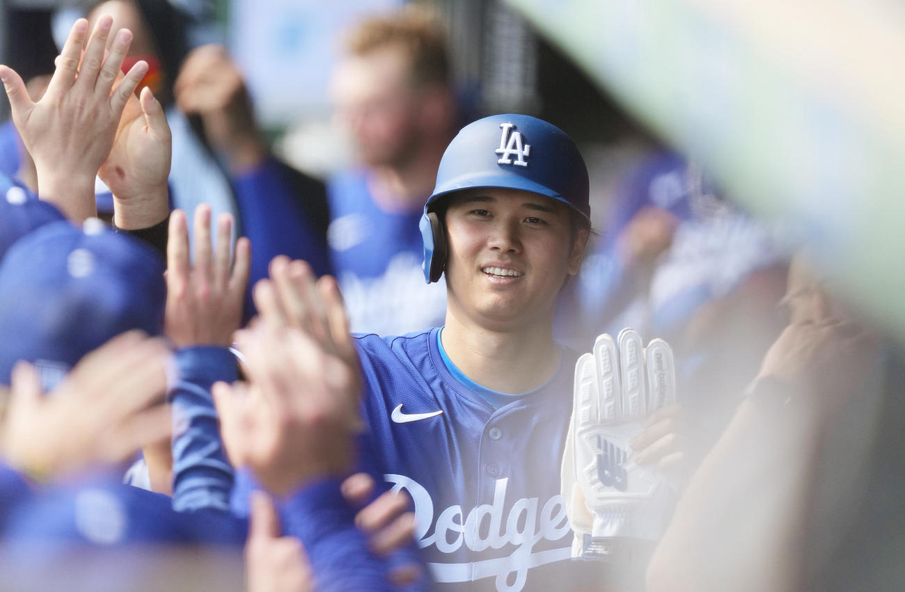 ドジャース対ロッキーズ　2回裏ドジャース1死三塁、フリーマンの二失策に間に三塁から生還し、ナインに迎えられる大谷（撮影・菅敏）