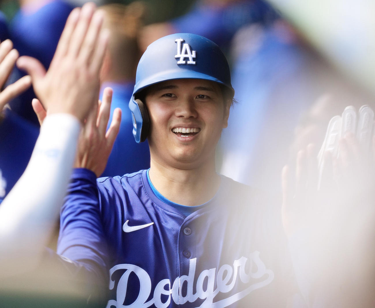 ドジャース対ロッキーズ　2回裏ドジャース1死三塁、フリーマンの二失策に間に三塁から生還し、ナインに迎えられる大谷（撮影・菅敏）