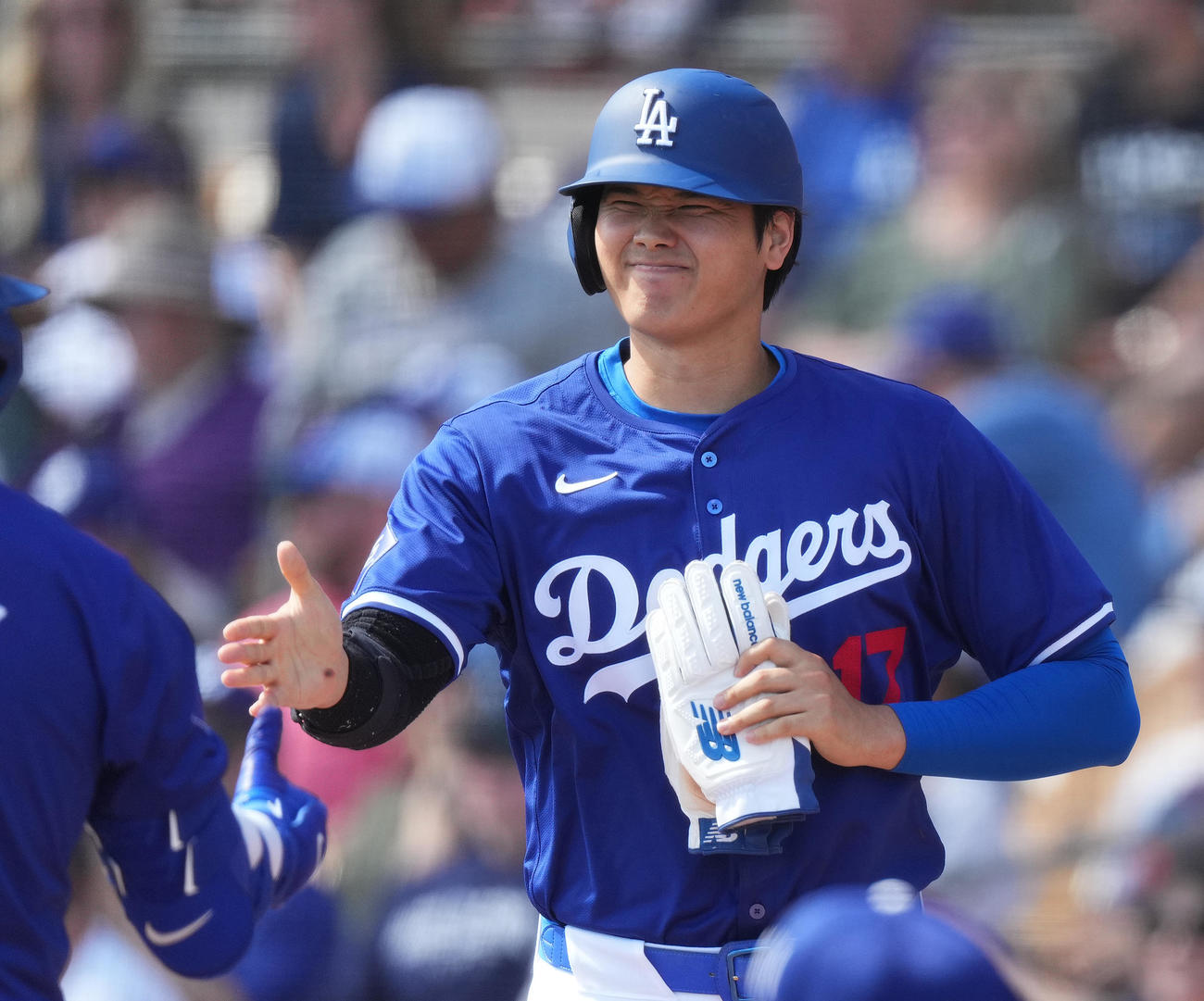 ドジャース対ロッキーズ　2回裏ドジャース1死三塁、フリーマンの二失策に間に三塁から生還し、マンシー（左）に迎えられ、笑顔の大谷（撮影・菅敏）