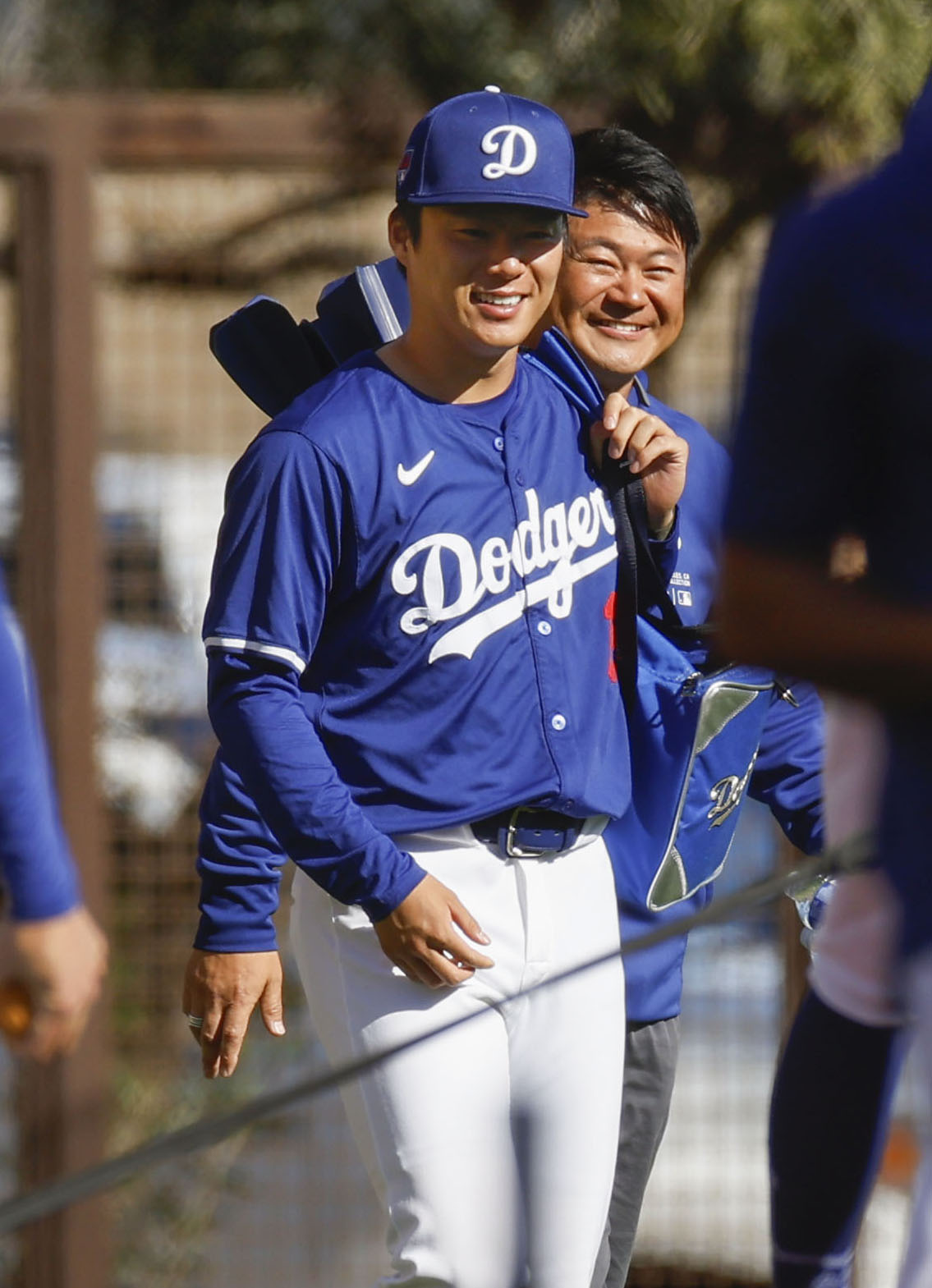 笑顔で練習に向かうドジャース・山本＝グレンデール（共同）