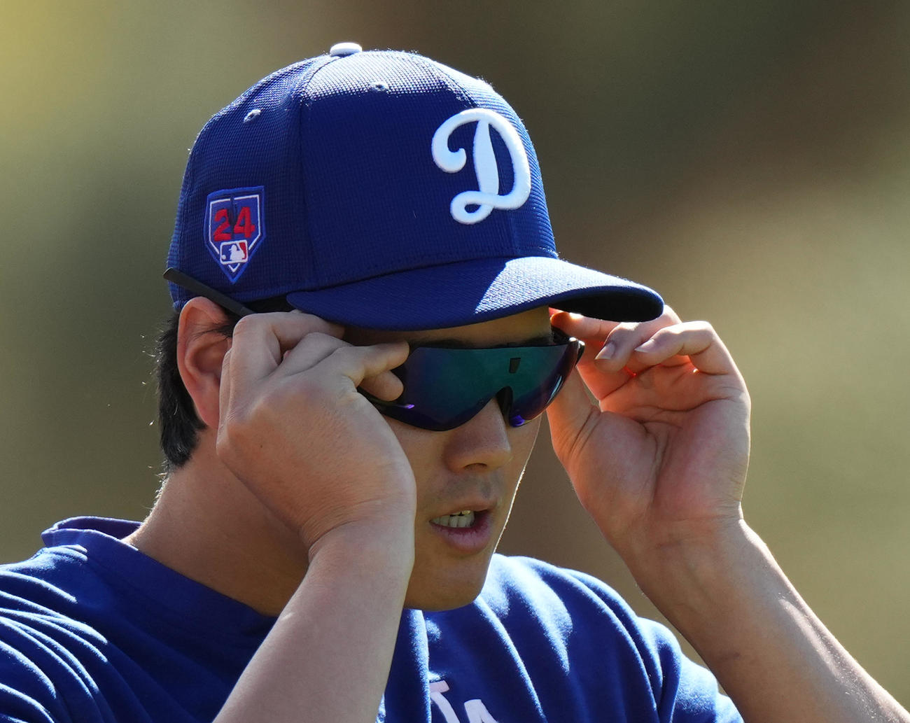 ドジャース対ロッキーズ　試合前の練習中にサングラスをかけるドジャース大谷（撮影・菅敏）
