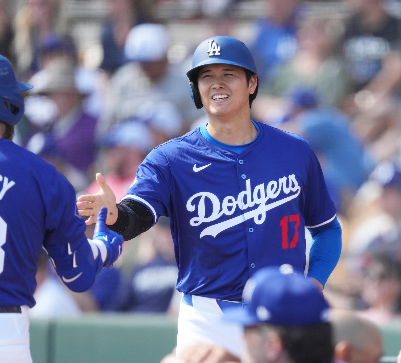 ドジャース対ロッキーズ　2回裏ドジャース1死三塁、フリーマンの二失策に間に三塁から生還し、マンシー（左）に迎えられ、笑顔の大谷（撮影・菅敏）