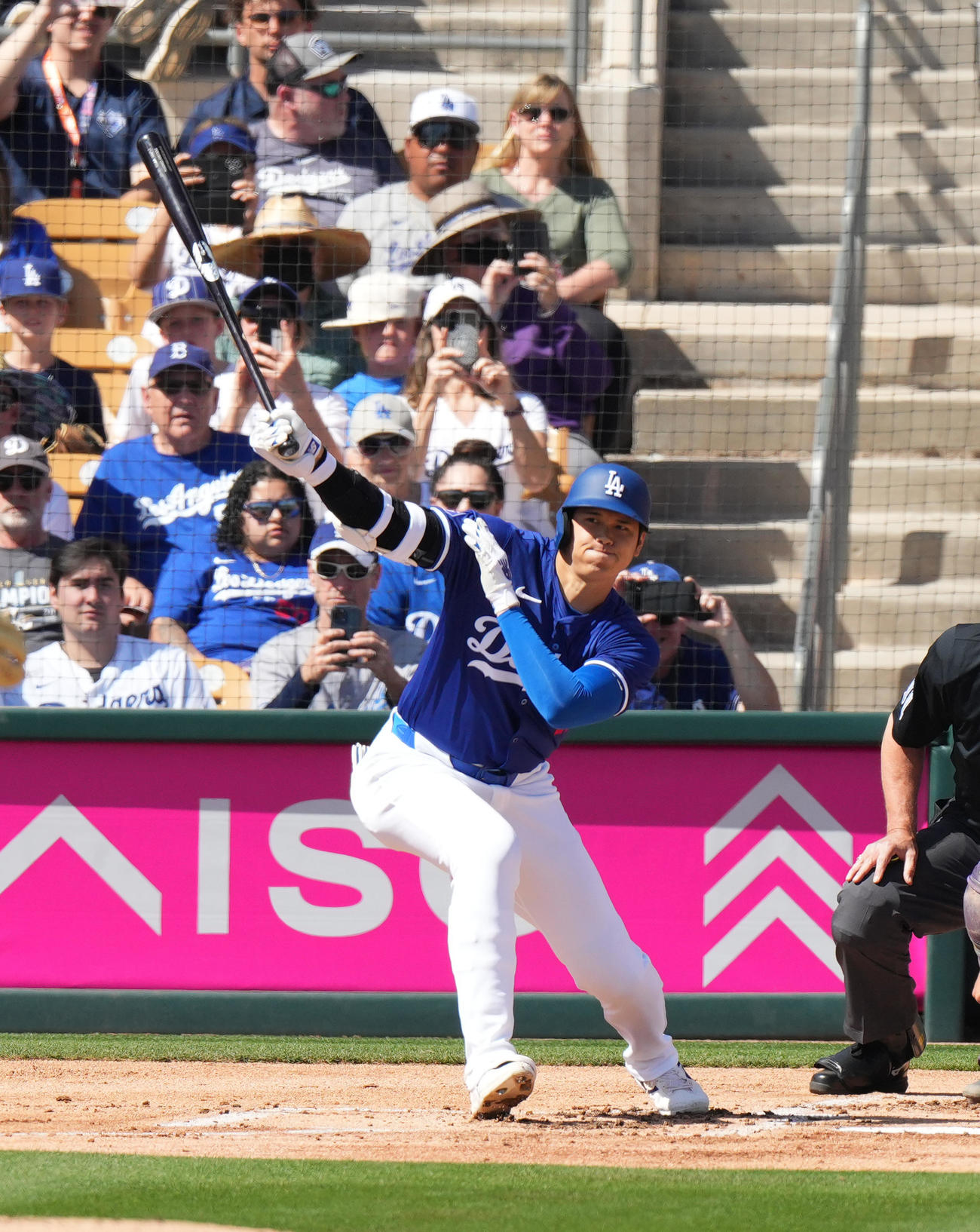 ドジャース対ロッキーズ　1回裏ドジャース無死一塁、右前打を放つ大谷（撮影・菅敏）
