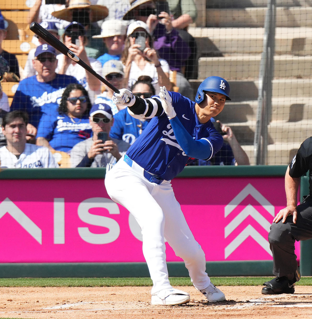 ドジャース対ロッキーズ　1回裏ドジャース無死一塁、右前打を放つ大谷（撮影・菅敏）
