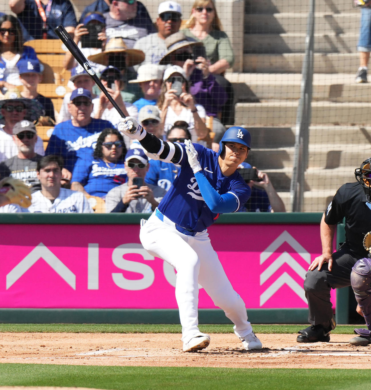 ドジャース対ロッキーズ　1回裏ドジャース無死一塁、右前打を放つ大谷（撮影・菅敏）