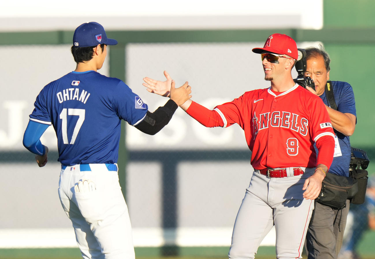 ドジャース対エンゼルス　試合前、エンゼルス・ネト（右）にあいさつするドジャース大谷（撮影・菅敏）