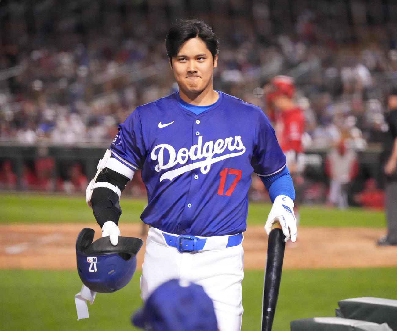 ドジャース対エンゼルス　3回裏ドジャース1死一塁、見逃しの三振に倒れ、ベンチに戻る大谷（撮影・菅敏）