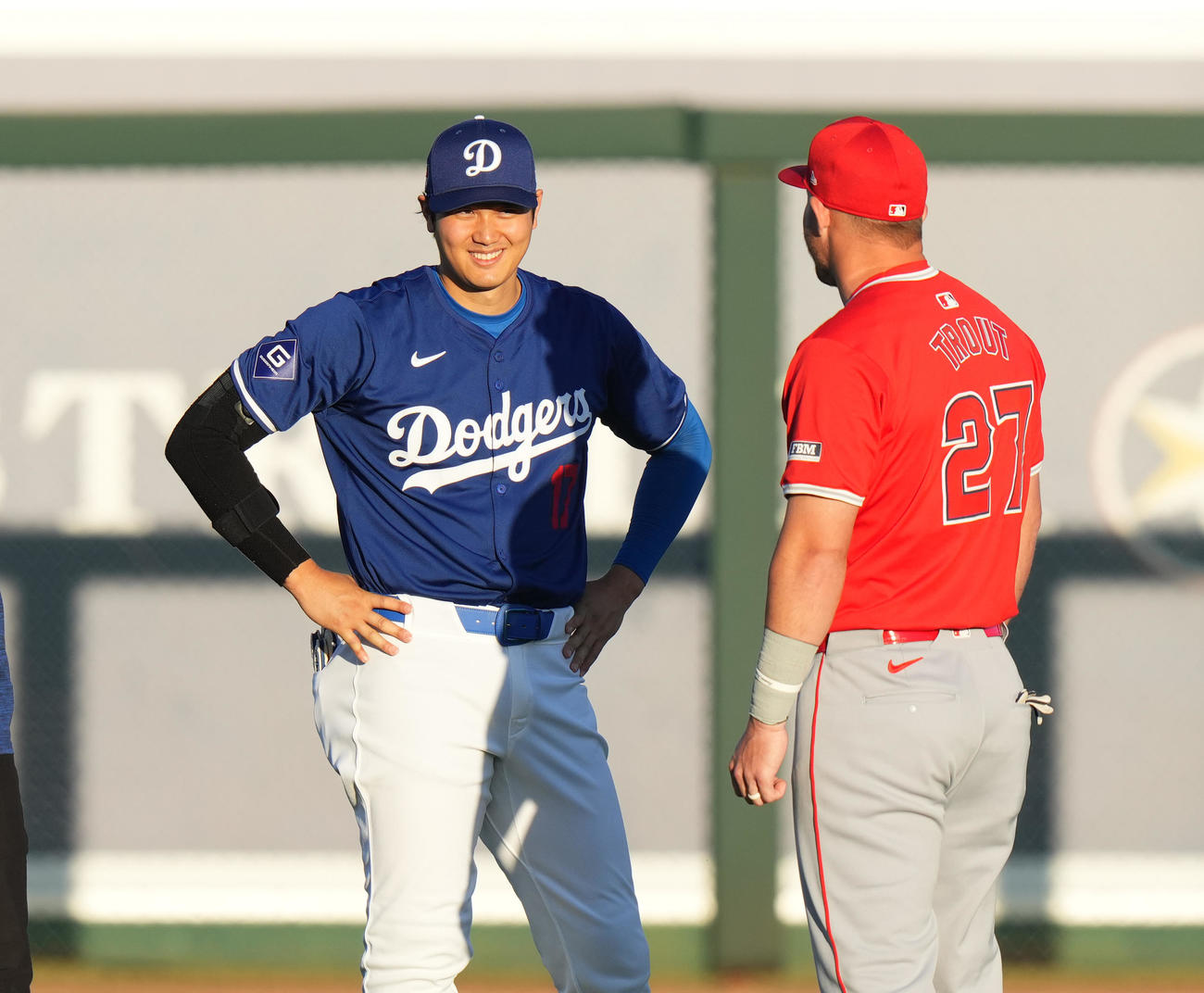 ドジャース対エンゼルス　試合前、エンゼルス・トラウト（右）と談笑するドジャース大谷（撮影・菅敏）