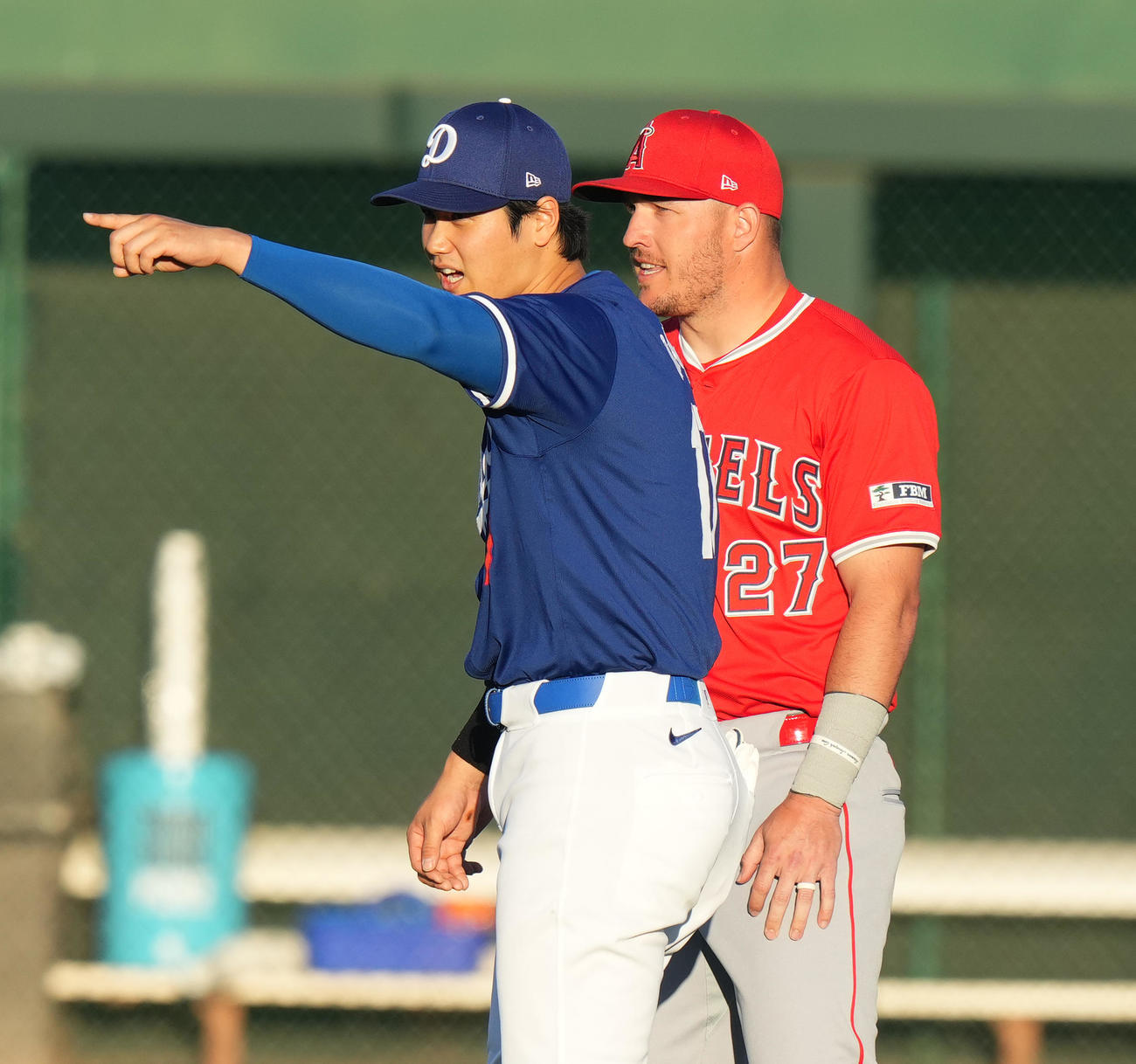 ドジャース対エンゼルス　試合前、エンゼルス・トラウト（右）と談笑するドジャース大谷（撮影・菅敏）