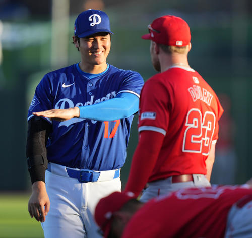 ドジャース対エンゼルス　試合前、エンゼルス・ドゥルーリー（右）にあいさつするドジャース大谷（撮影・菅敏）