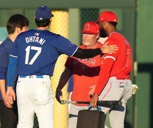 ドジャース対エンゼルス　試合前、エンゼルス・アデル（右端）にあいさつするドジャース大谷（撮影・菅敏）