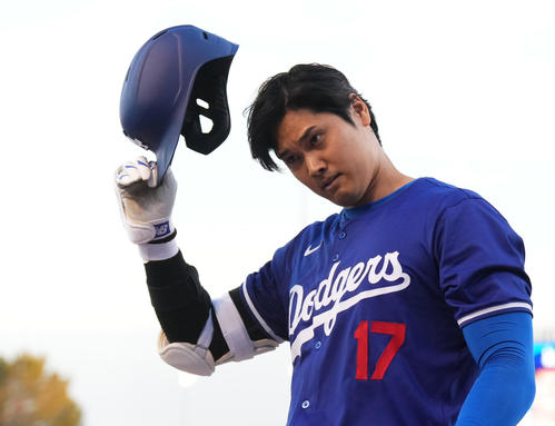 ドジャース対エンゼルス　1回裏ドジャース2死二塁、三振に倒れベンチに戻る大谷（撮影・菅敏）