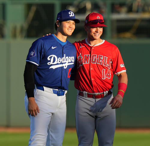 ドジャース対エンゼルス　試合前、エンゼルス・オハピー（右）にあいさつするドジャース大谷（撮影・菅敏）