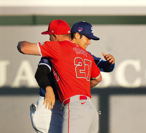 ドジャース対エンゼルス　試合前、エンゼルス・トラウト（左）とハグするドジャース大谷（撮影・菅敏）
