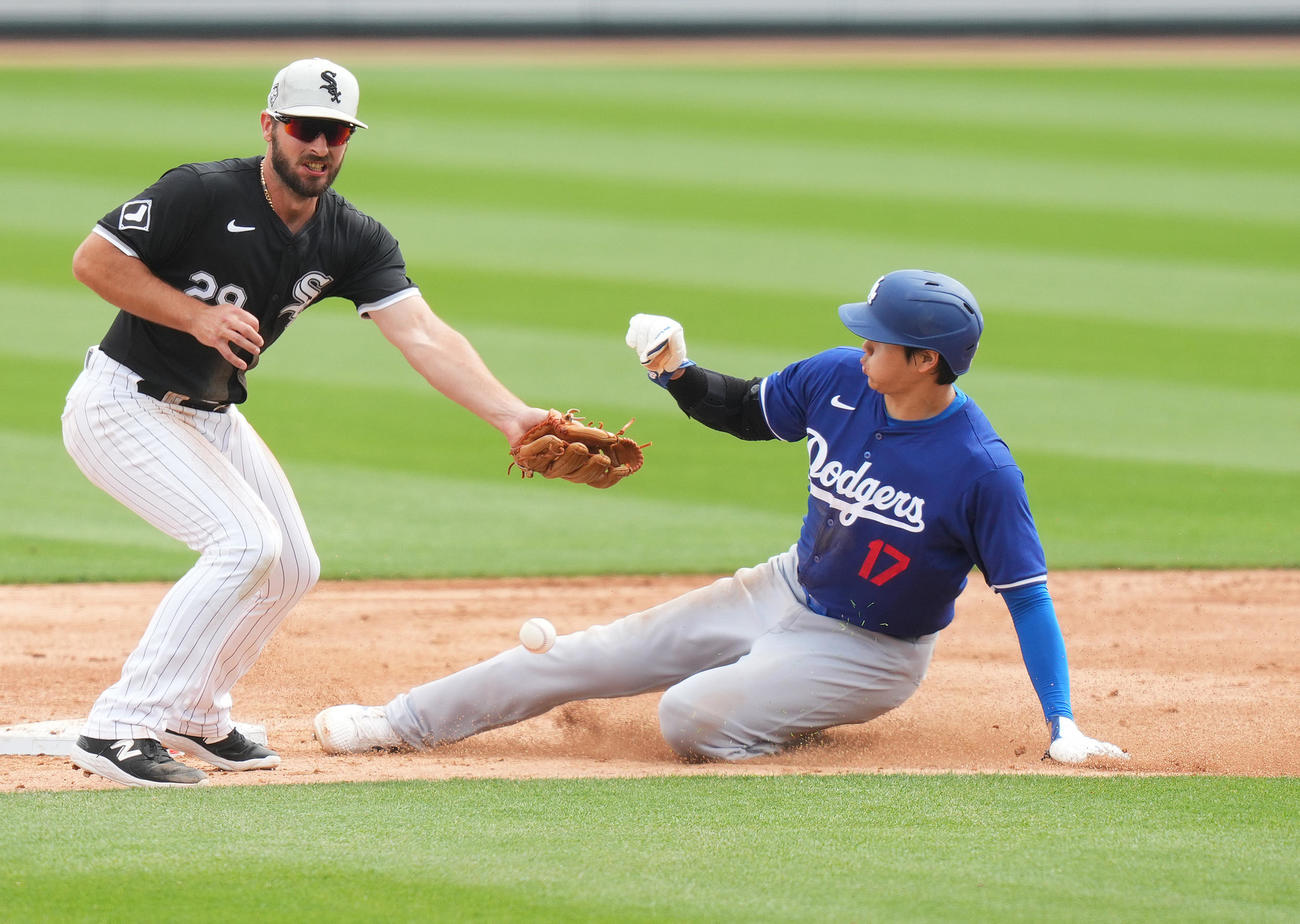 ホワイトソックス対ドジャース　2回表ドジャース2死一、三塁、打者フリーマンの時、二塁盗塁を決める一塁走者大谷（右）（撮影・菅敏）