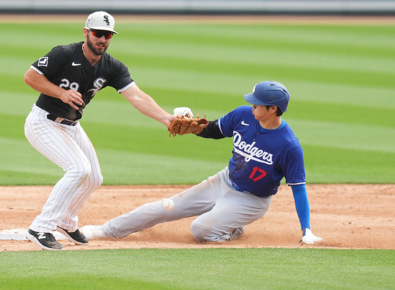 ホワイトソックス対ドジャース　2回表ドジャース2死一、三塁、打者フリーマンの時、二塁盗塁を決める一塁走者大谷（右）（撮影・菅敏）