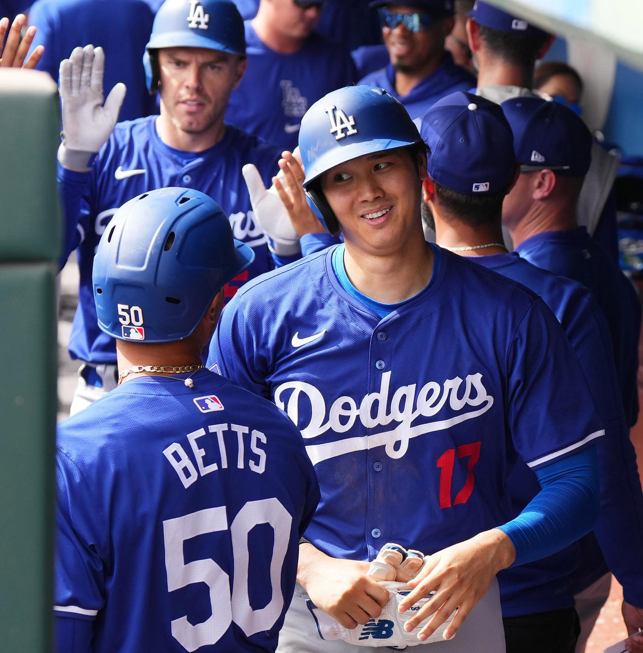 ホワイトソックス対ドジャース　4回表ドジャース2死満塁、フリーマン（後方）の満塁本塁打で一塁から生還し、二塁走者ベッツ（手前）と笑顔を見せる大谷（撮影・菅敏）