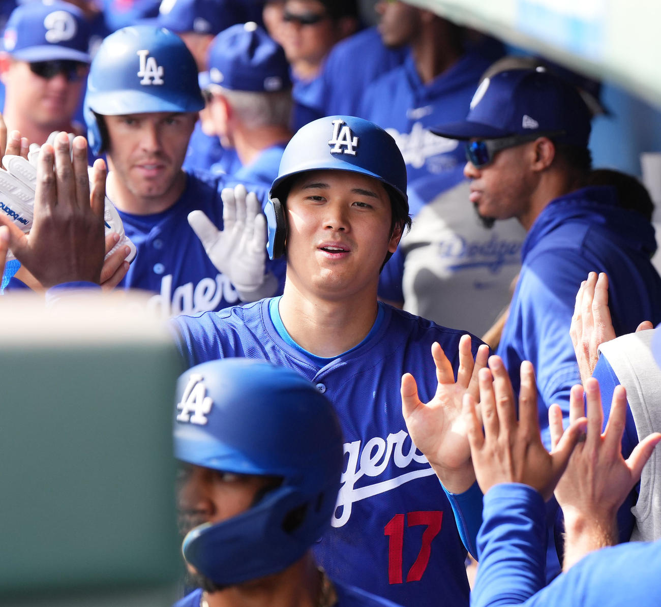 ホワイトソックス対ドジャース　4回表ドジャース2死満塁、フリーマン（後方）の満塁本塁打で一塁から生還し、ナインに迎えられる大谷。手前は二塁走者ベッツ（撮影・菅敏）