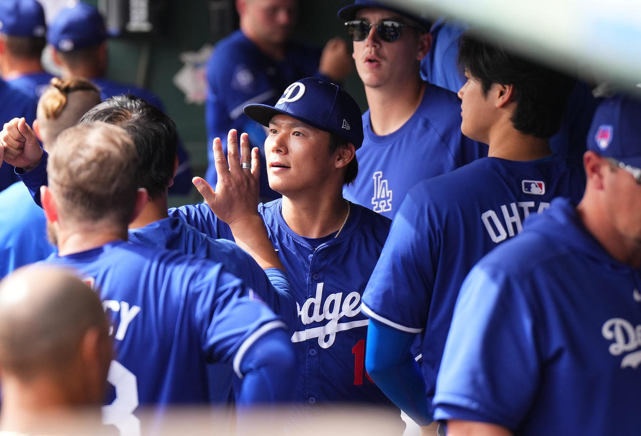 ホワイトソックス対ドジャース　3回を投げて6安打5失点のドジャース山本は、大谷（右）らナインに迎えられる（撮影・菅敏）