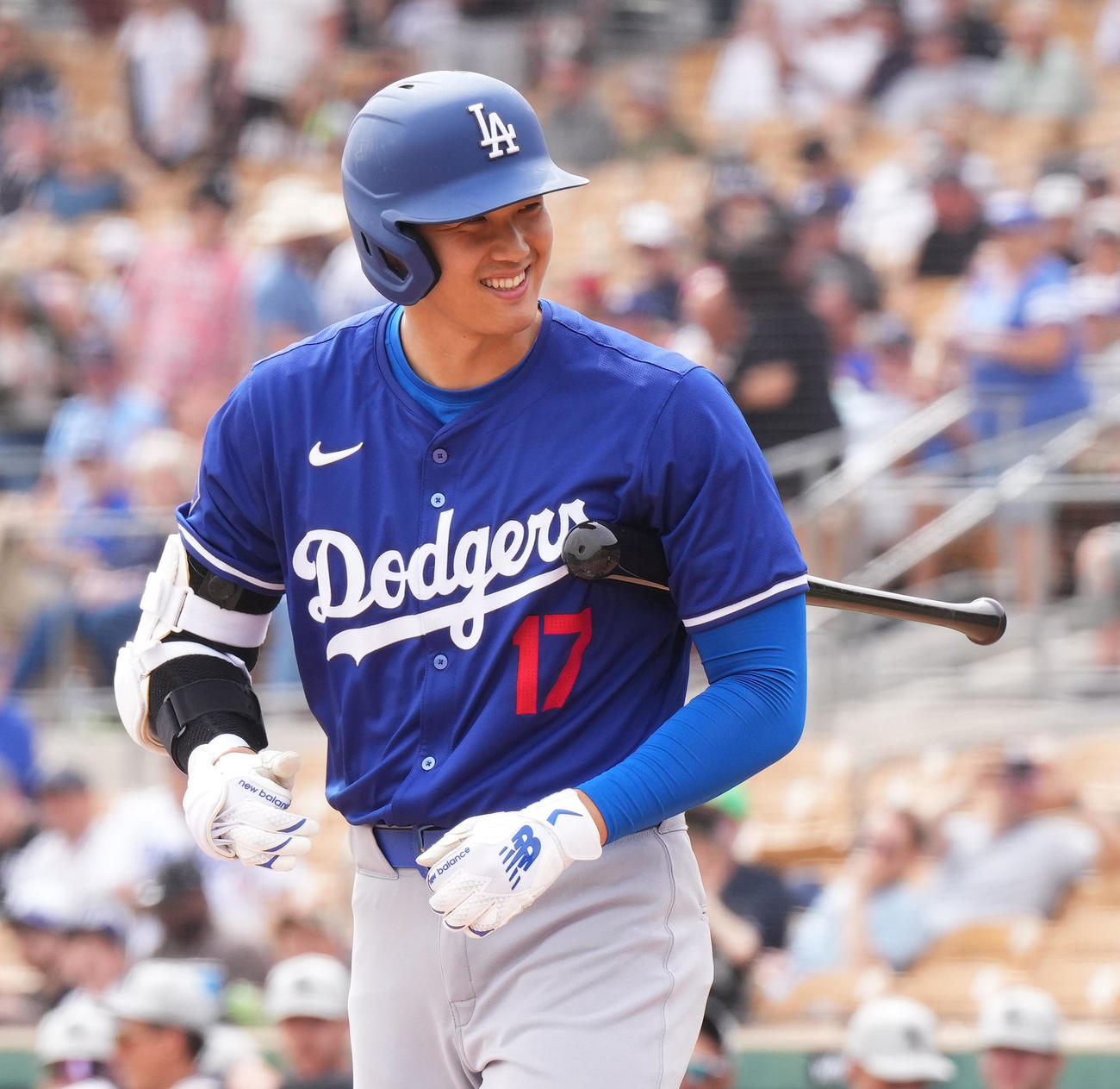 ホワイトソックス対ドジャース　1回、笑顔で打席に入るドジャース大谷（撮影・菅敏）