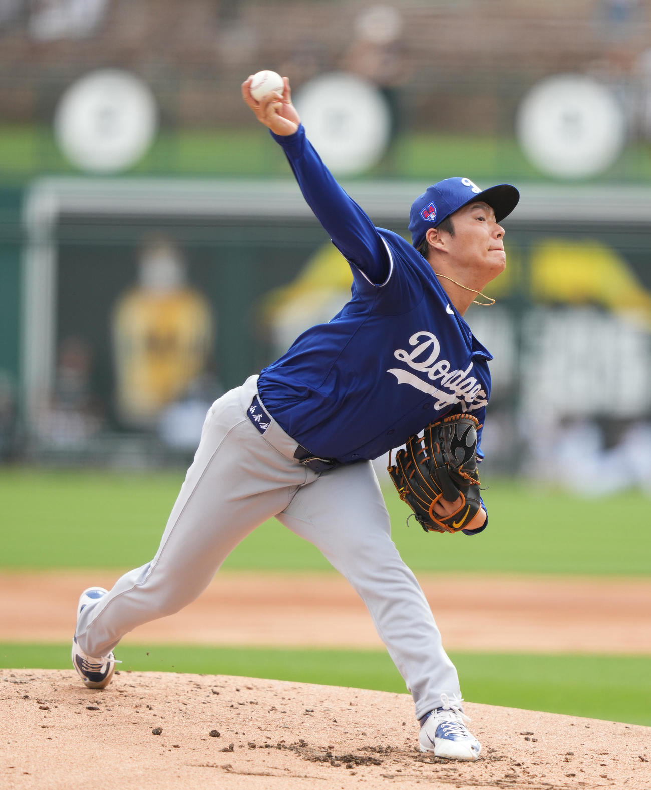 ホワイトソックス戦に先発し、3回を投げ6安打5失点のドジャース山本（撮影・菅敏）