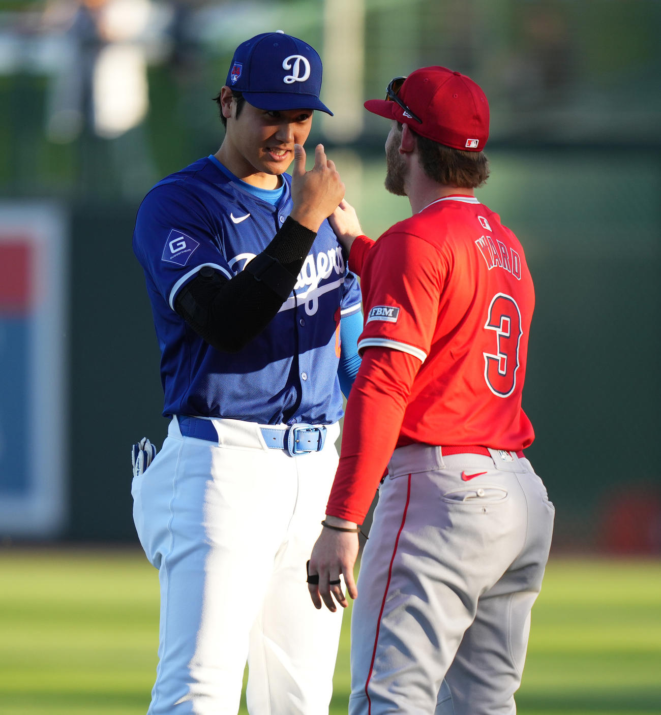 ドジャース対エンゼルス　試合前、エンゼルスのウォード（右）にあいさつするドジャース大谷（撮影・菅敏）