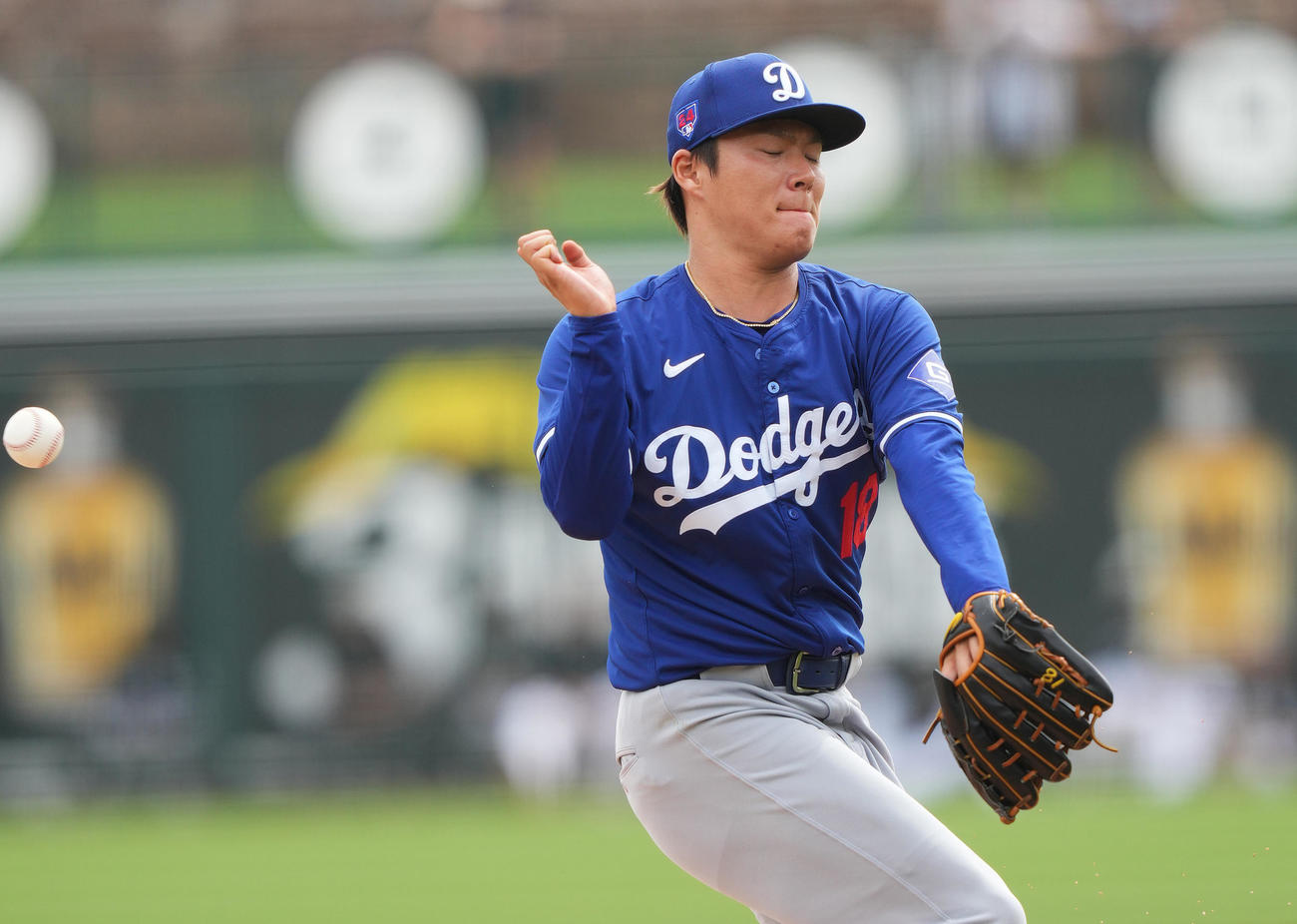 ホワイトソックス対ドジャース　1回裏ホワイトソックス2死一、三塁、デヨングの打球を受け、適時打を許す山本（撮影・菅敏）