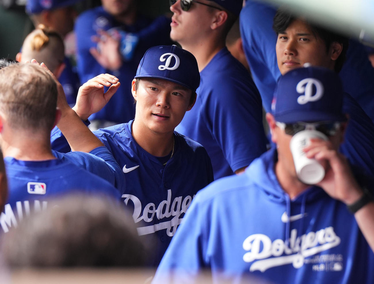 ホワイトソックス対ドジャース　3回を投げて6安打5失点のドジャース山本は、大谷（右）らナインに迎えられる（撮影・菅敏）