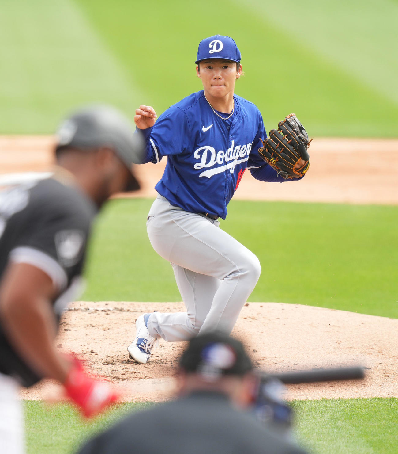 ホワイトソックス対ドジャース　1回裏ホワイトソックス1死一、三塁、ヒメネスに四球を許す山本（撮影・菅敏）