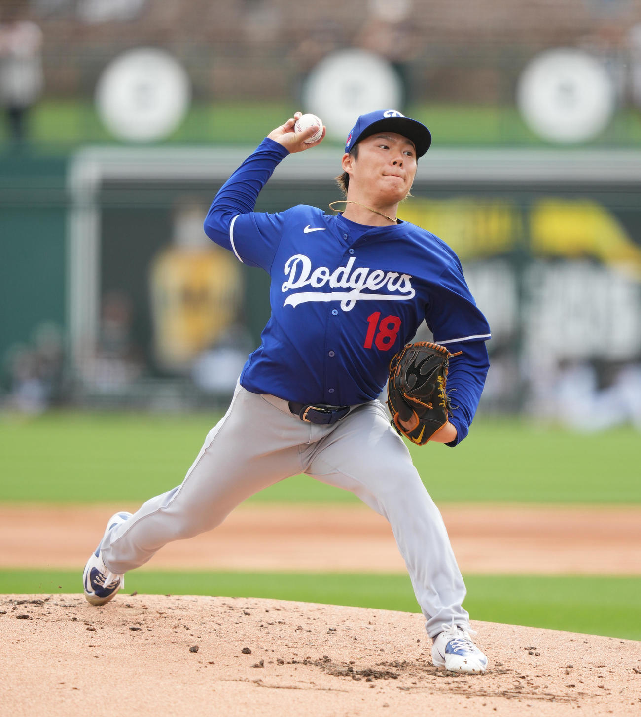 ホワイトソックス戦に先発し、3回を投げ6安打5失点のドジャース山本（撮影・菅敏）