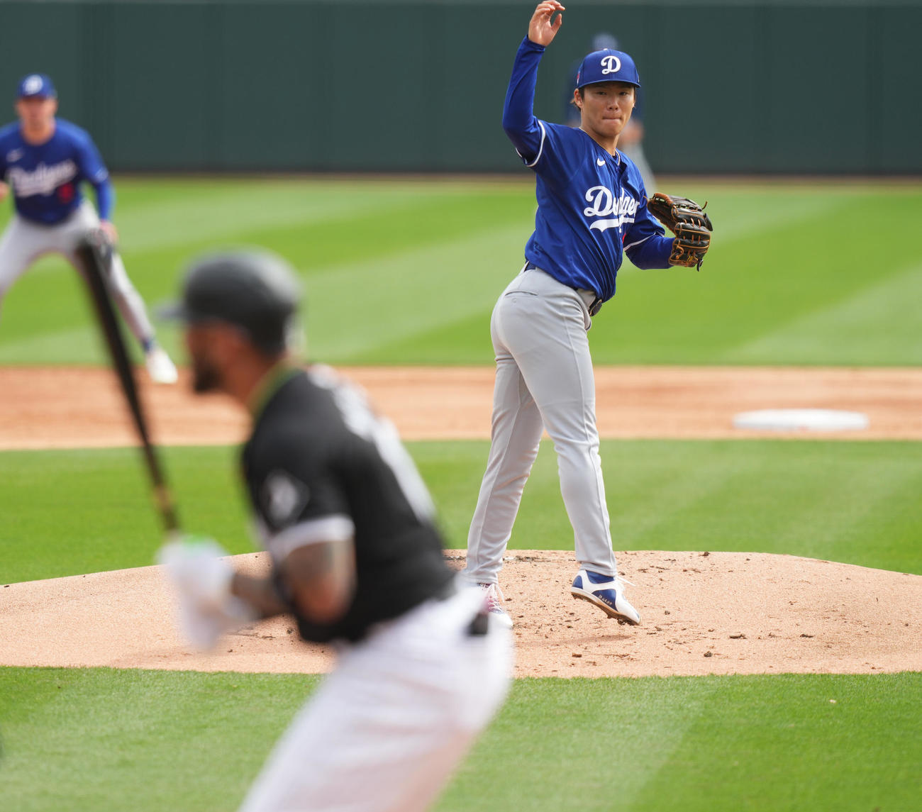 ホワイトソックス対ドジャース　1回裏ホワイトソックス無死一塁、モンカダに四球を許す山本（撮影・菅敏）